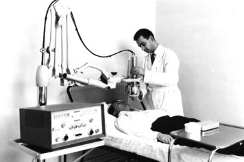 Service hospitalier Frédéric-Joliot, mesure de la fixation thyroïdienne (Orsay, 6 janvier 1959). Archives historiques CEA © CEA/Service de documentation - FAR_SA_N_00491