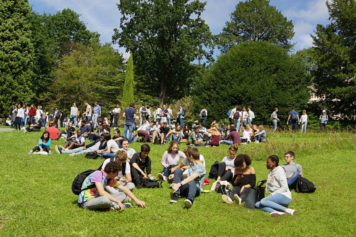 Students on the lawn M.Lecompt